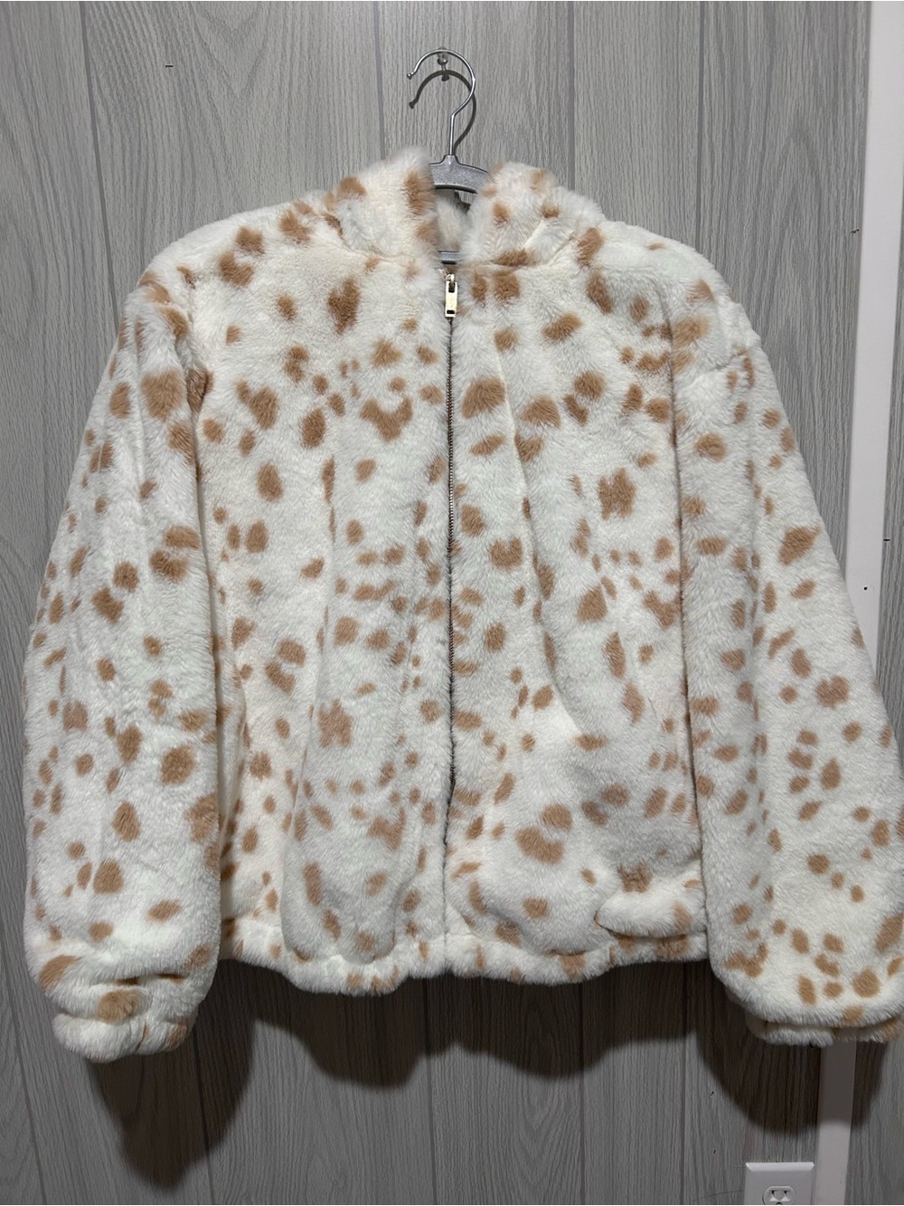 Womens/girls Faux Fur Zip-Up Jacket in Cream with Tan Spot Print